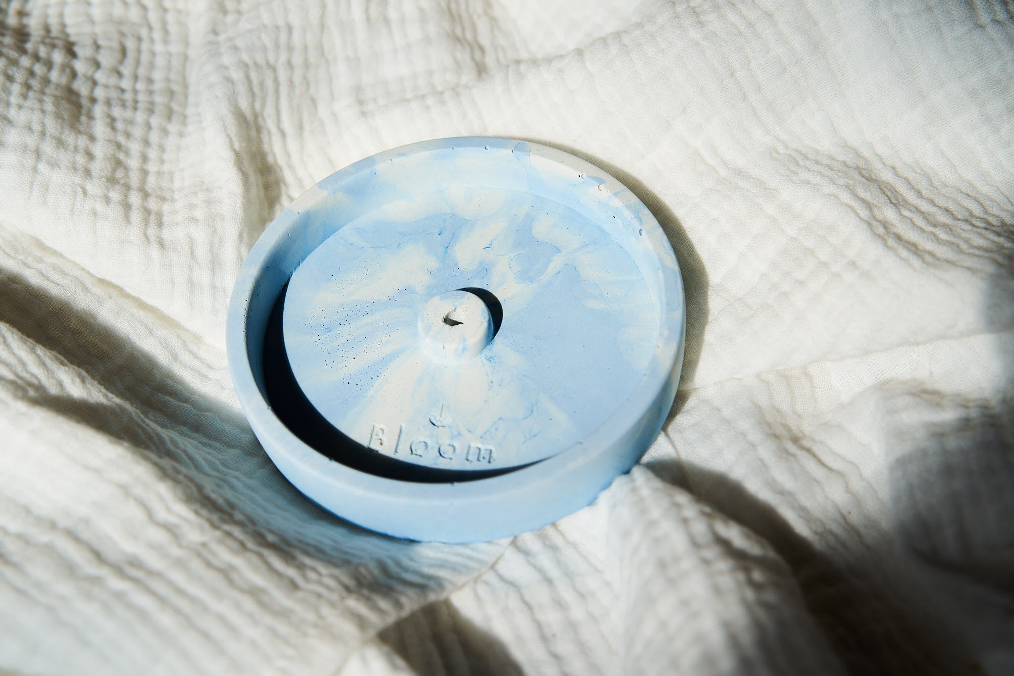 Bloom -Porte encens artisanal - Béton bleu -